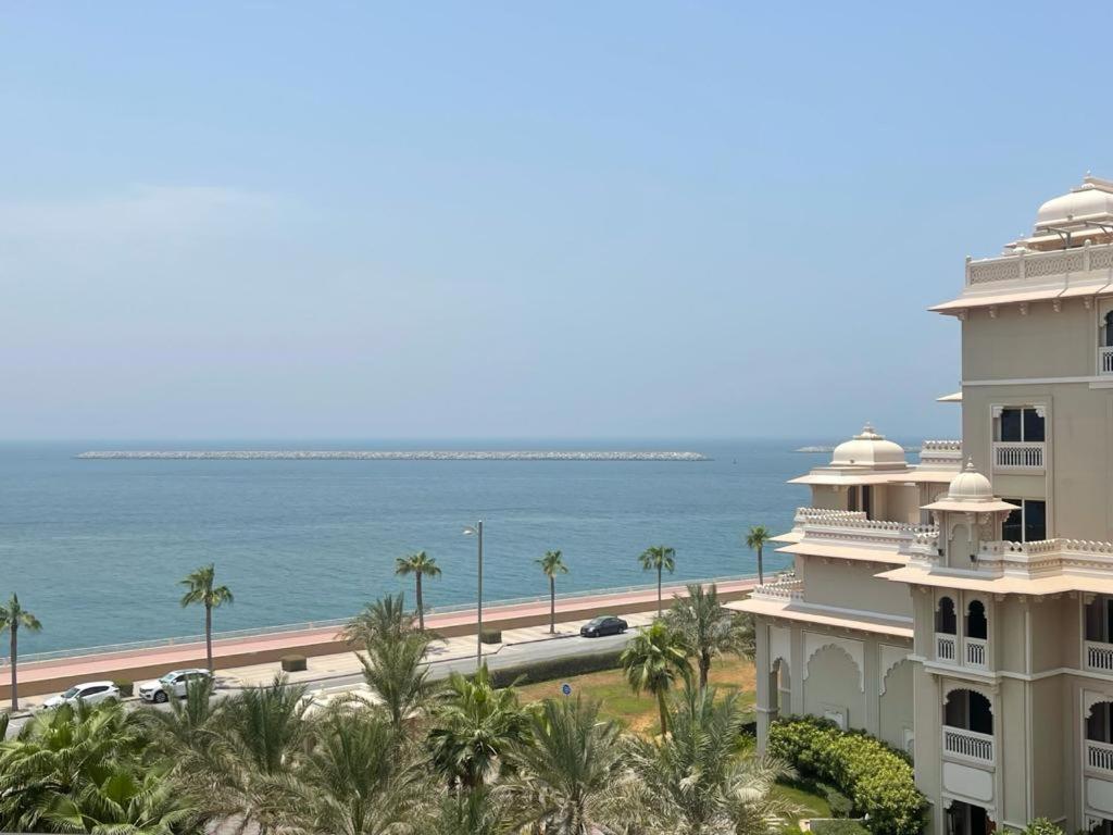 Royal Club By Rvhr, Grandeur Residence Crescent Palm Jumeirah Dubái Exterior foto