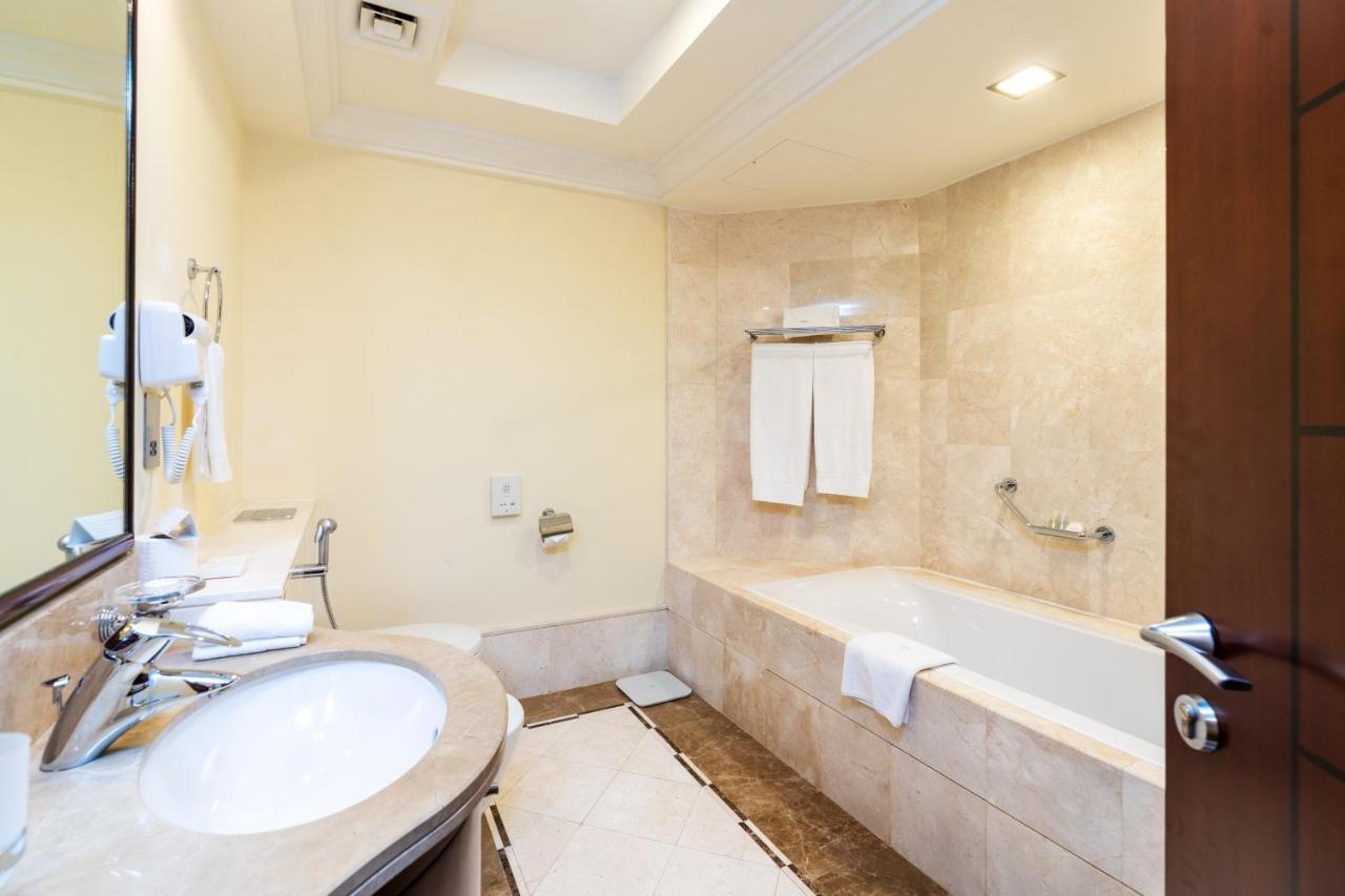 Royal Club By Rvhr, Grandeur Residence Crescent Palm Jumeirah Dubái Exterior foto