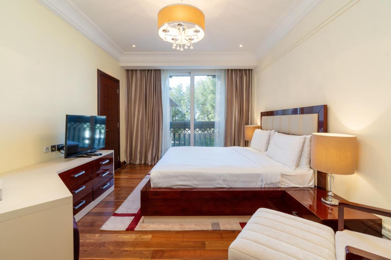 Royal Club By Rvhr, Grandeur Residence Crescent Palm Jumeirah Dubái Exterior foto