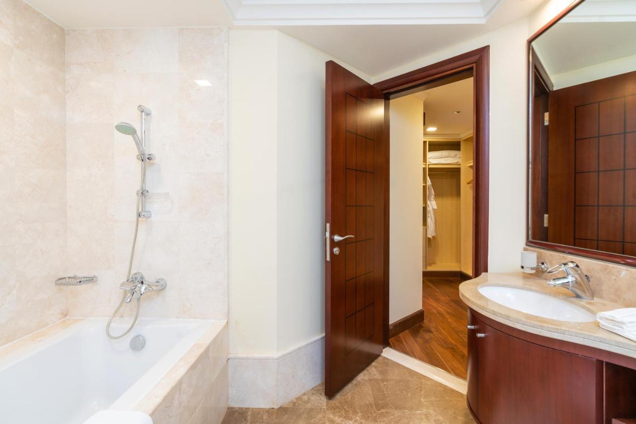 Royal Club By Rvhr, Grandeur Residence Crescent Palm Jumeirah Dubái Exterior foto