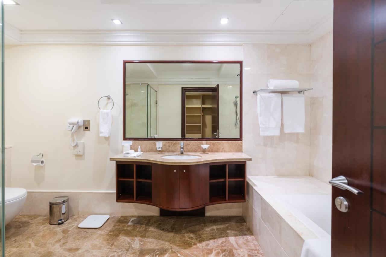 Royal Club By Rvhr, Grandeur Residence Crescent Palm Jumeirah Dubái Exterior foto